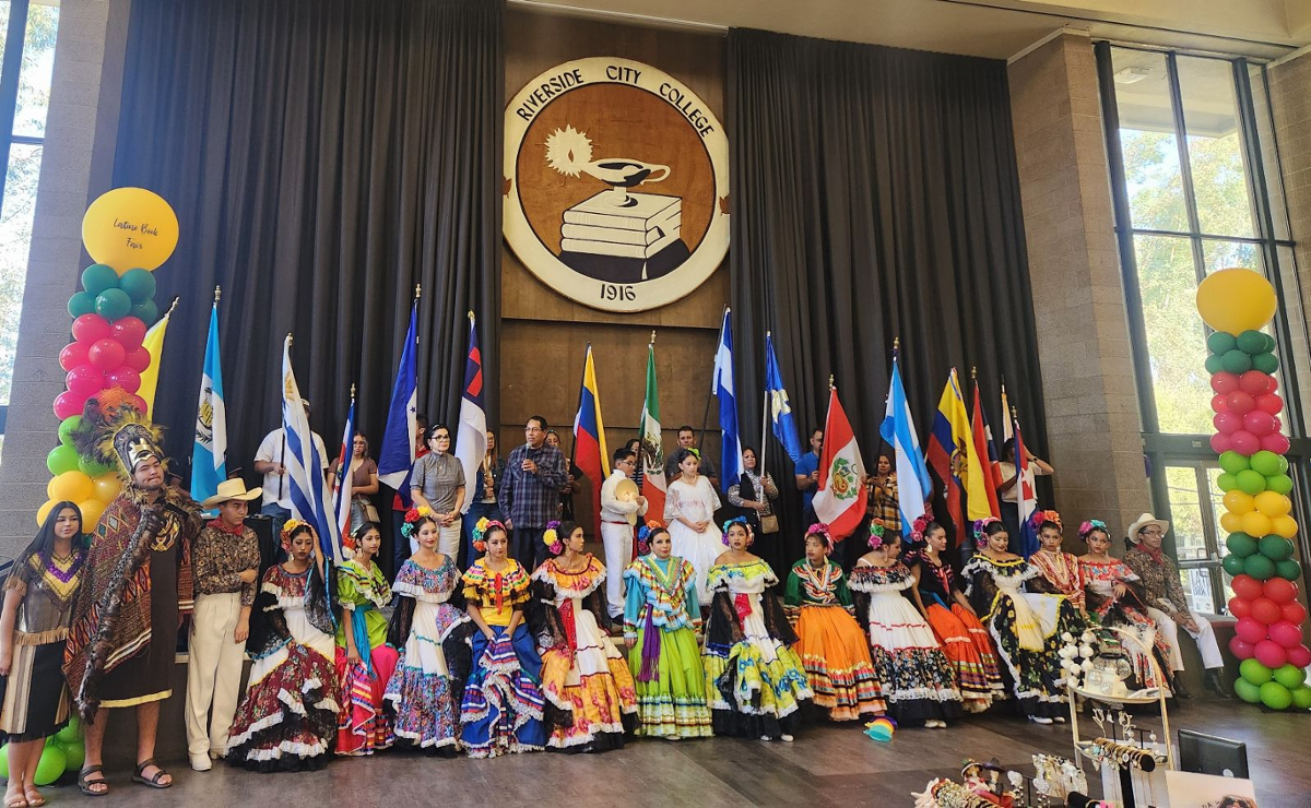 People in traditional ballet folklorico dance outfist posed together